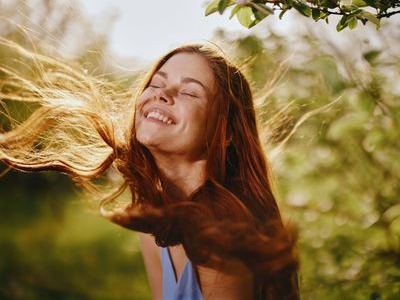 Compléments alimentaires et astuces naturelles pour des cheveux sains et forts