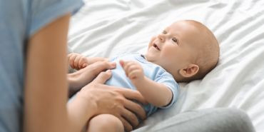 Coliques chez bébé : comment les apaiser naturellement ?